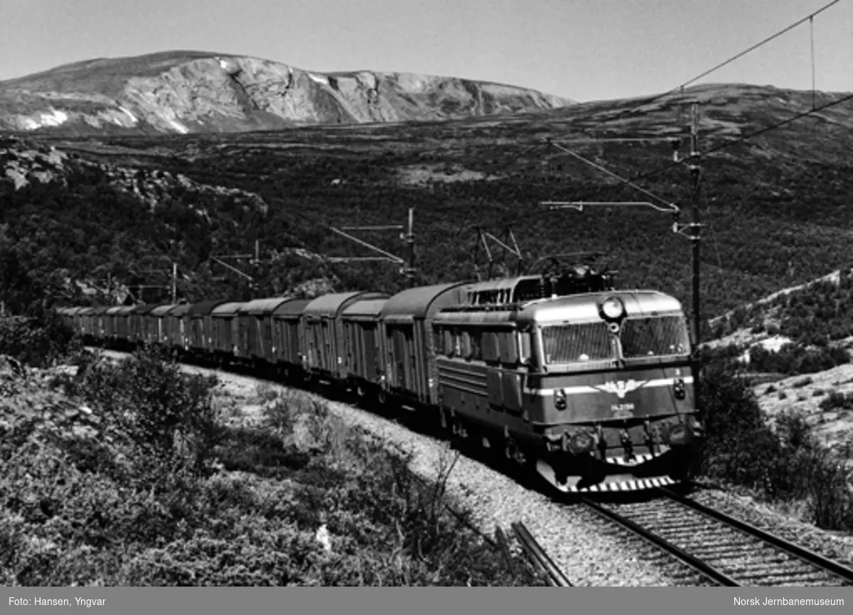 Elektrisk lokomotiv El 14 2198 med godstog 5706 øverst i Drivdalen
