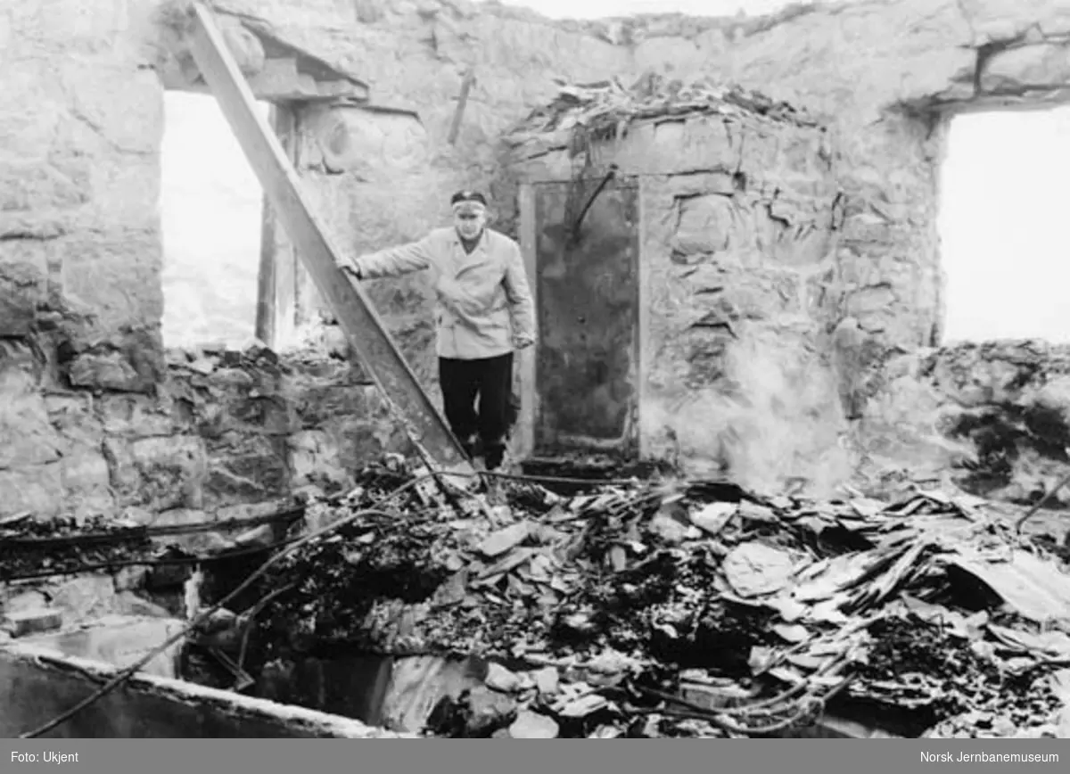 Hallingskeid stasjon etter brannen : Mons Almeningen i brannruinene