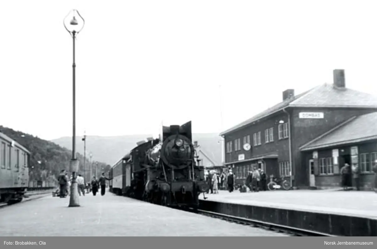 Damplokomotiv type 26c foran daghurtigtog 401 på Dombås stasjon