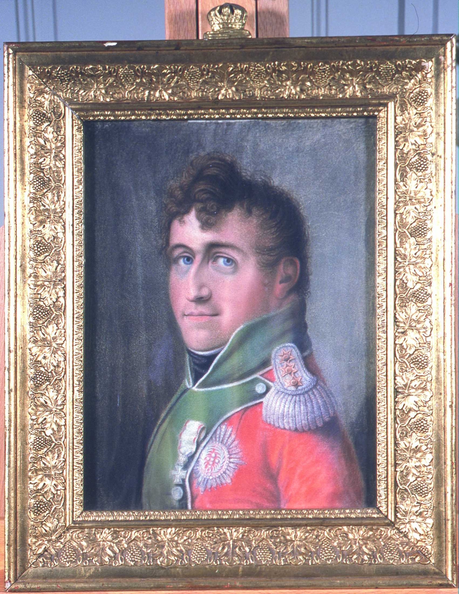 Portrett av prins Christian Frederik. Rød unifform m/epåletter og grønn krave. 