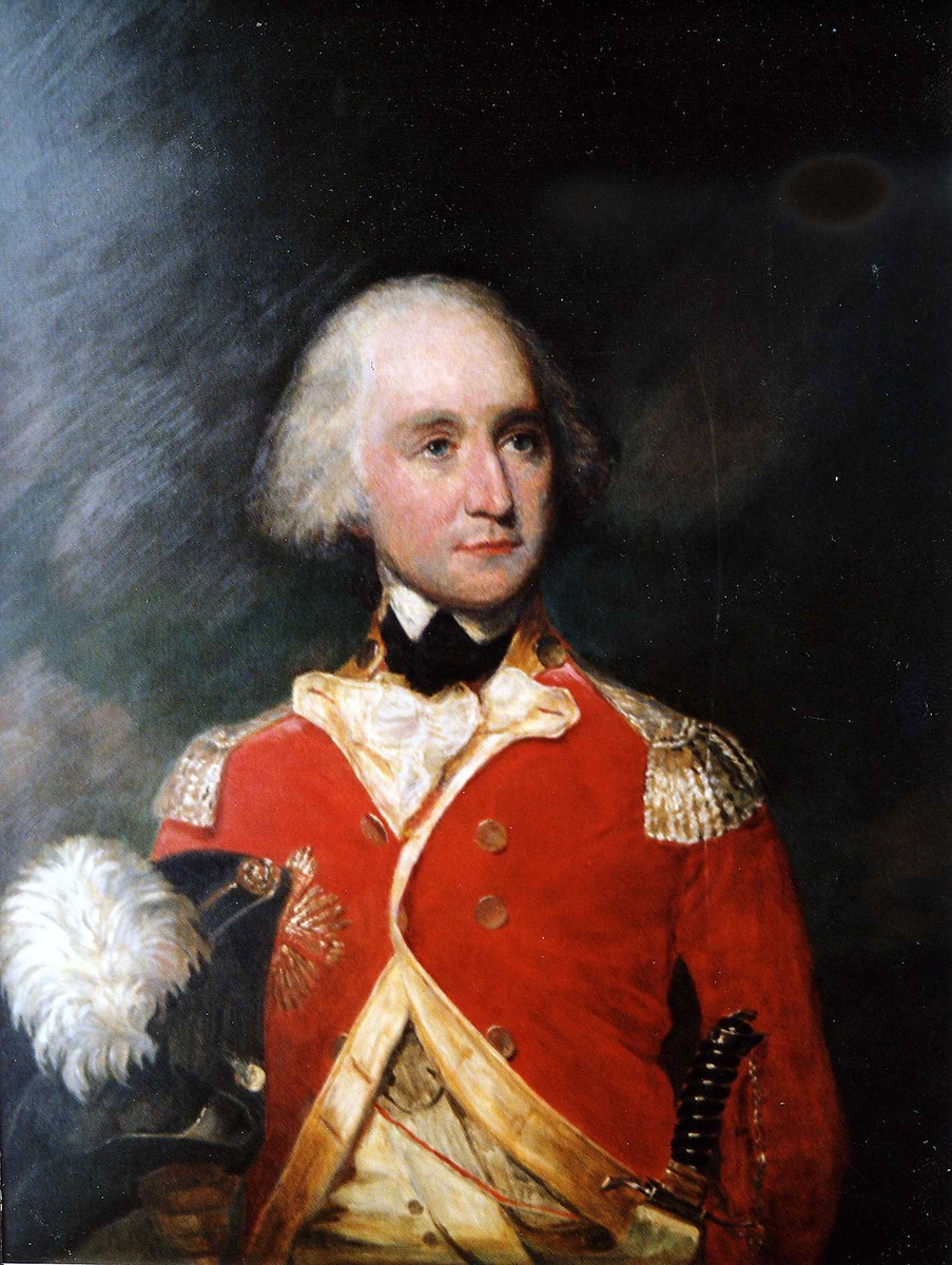 Portrett av generalguvernør Peter Anker. Grått hår, rød uniform m/epåletter i sølv. Holder en tosnutet hatt m/fjær i høyre hånd. Uniformen er generalsuniform fra Trankebar, 1801.