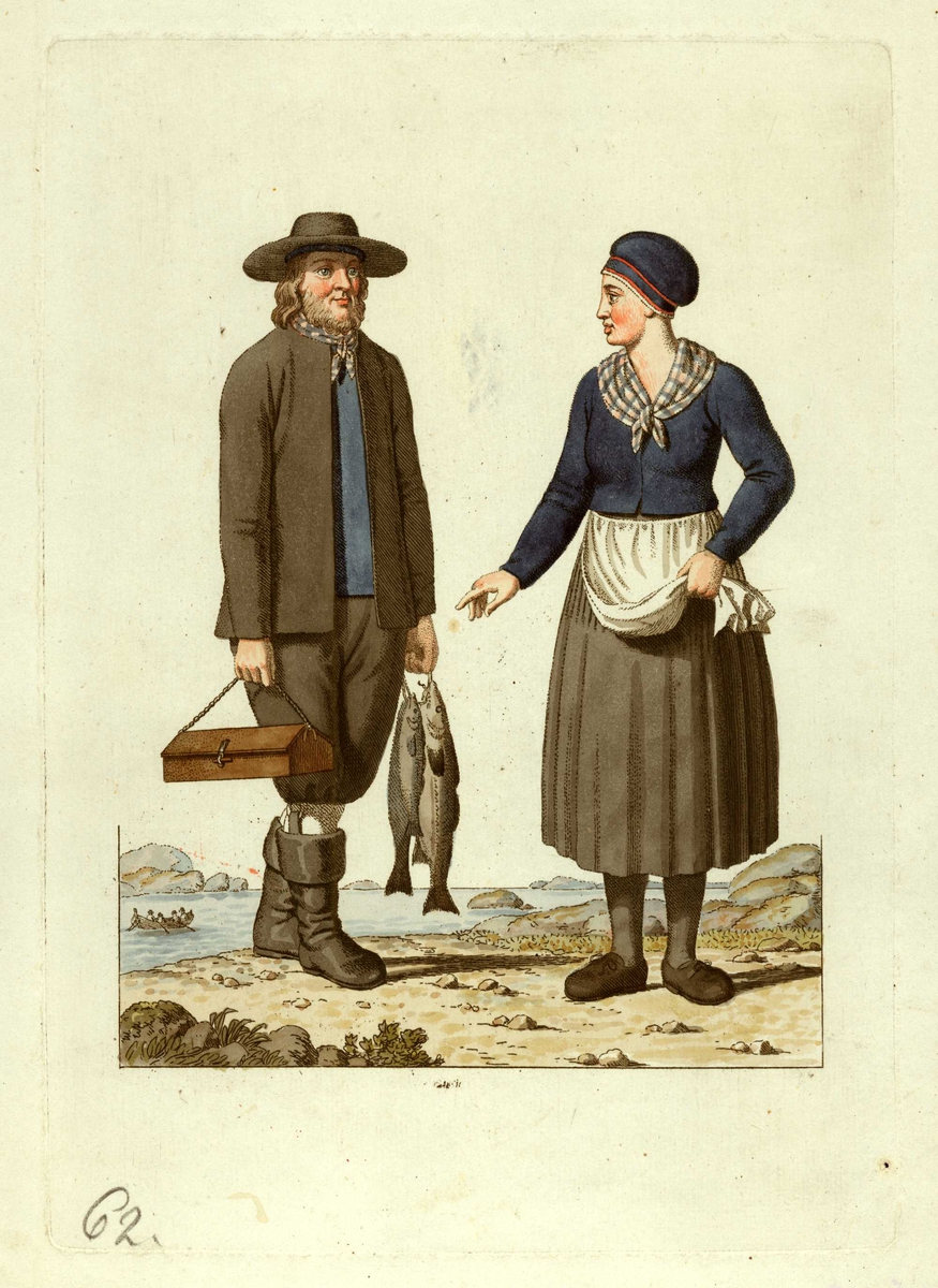 Mann og kone i folkedrakter fra Sund, Hordaland, han med et knippe fisk i den ene hånden, en trekasse med lås og hank i høyre.