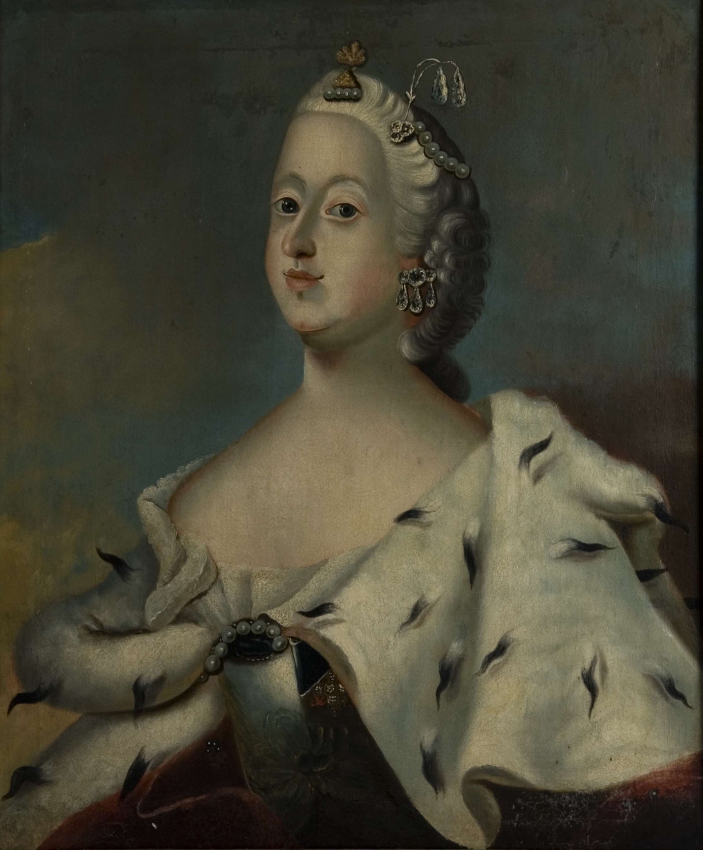 Portrett av dronning Louise av Danmark-Norge med smykker og hermelinskappe.