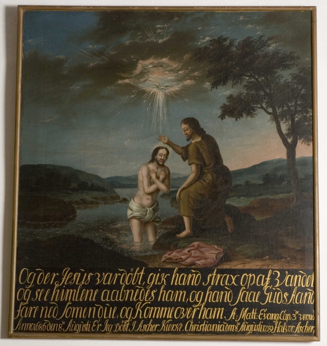 Kristus står i elven Jordan og blir døpt av døperen Johannes som kneler på elvebredden. Over dem åpner himmelen seg og en due viser seg med stråler omkring seg. Landskap. 