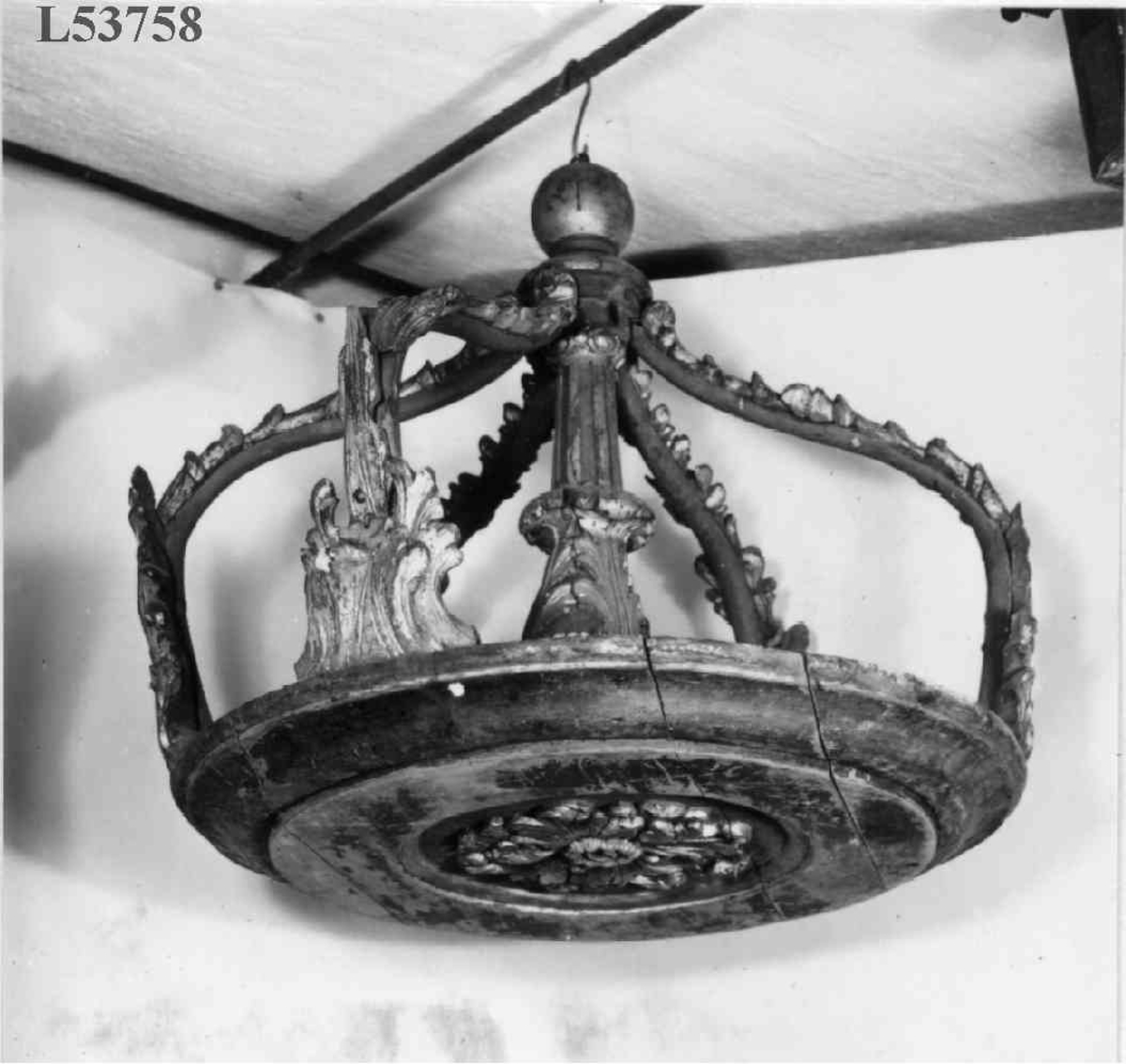 Skåret av bilthugger Torsten Hoff (d.1754) fra Christiania, som laget mye kirkeinventar på 
Østlandet, og dessuten skar mange modeller til ovnsplater. Hoff er en av de mest representative mestrene innenfor en egen utforming av rokokko og regence - den såkalte "båndakantus-stilen". Kirkekunsten spredte impulser videre til treskjærerne på bygdene.
