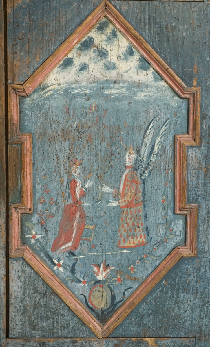 Skap, framskap i en del, to dører oppe og nede. Bibelske motiver; Moses og de ti bud. Gud på en sky, en brennede sky eller busk, en mann som har mistet en sko og en stokk.