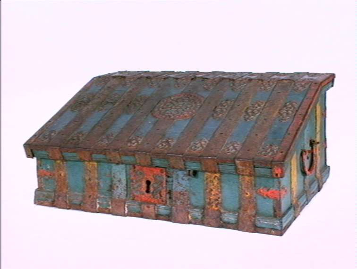 Ek, blåmalt, med rødmalte jernbånd og gjennombrutte jernbeslag, avlangt, firkantet, skrått lokk med hengsler på lokk og skråplate, innvendig OJSL 1830.