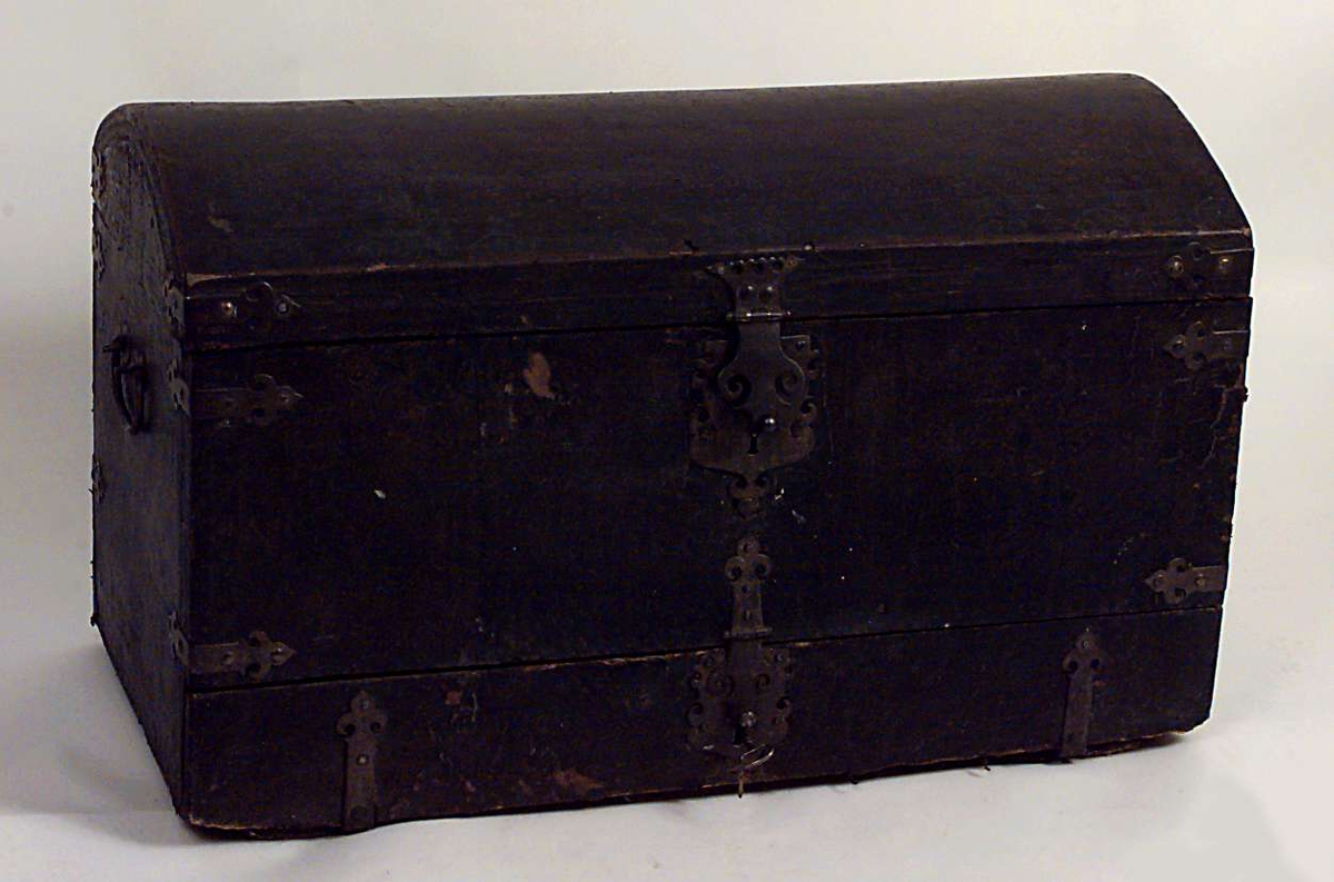 Kiste med buet lokk. Trukket med preget lær utvendig. Innvendig foret med tekstik. I fronten en låsbar skuff foret med kobberstikk med datering "Decem 1651"