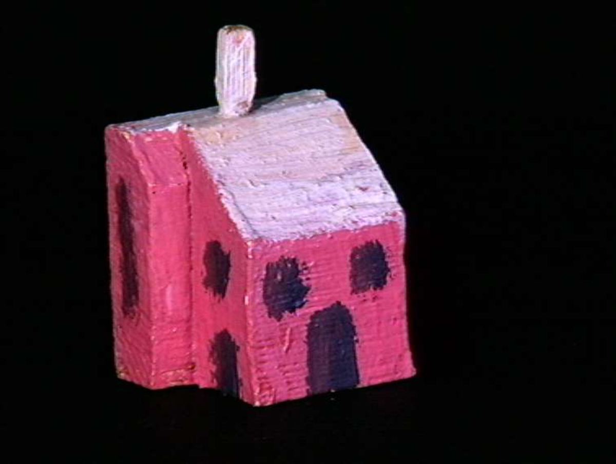 Sett med ca 200 leketøyhus laget av tre i forskjellige former og farger.