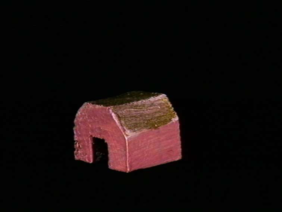 Sett med ca 200 leketøyhus laget av tre i forskjellige former og farger.