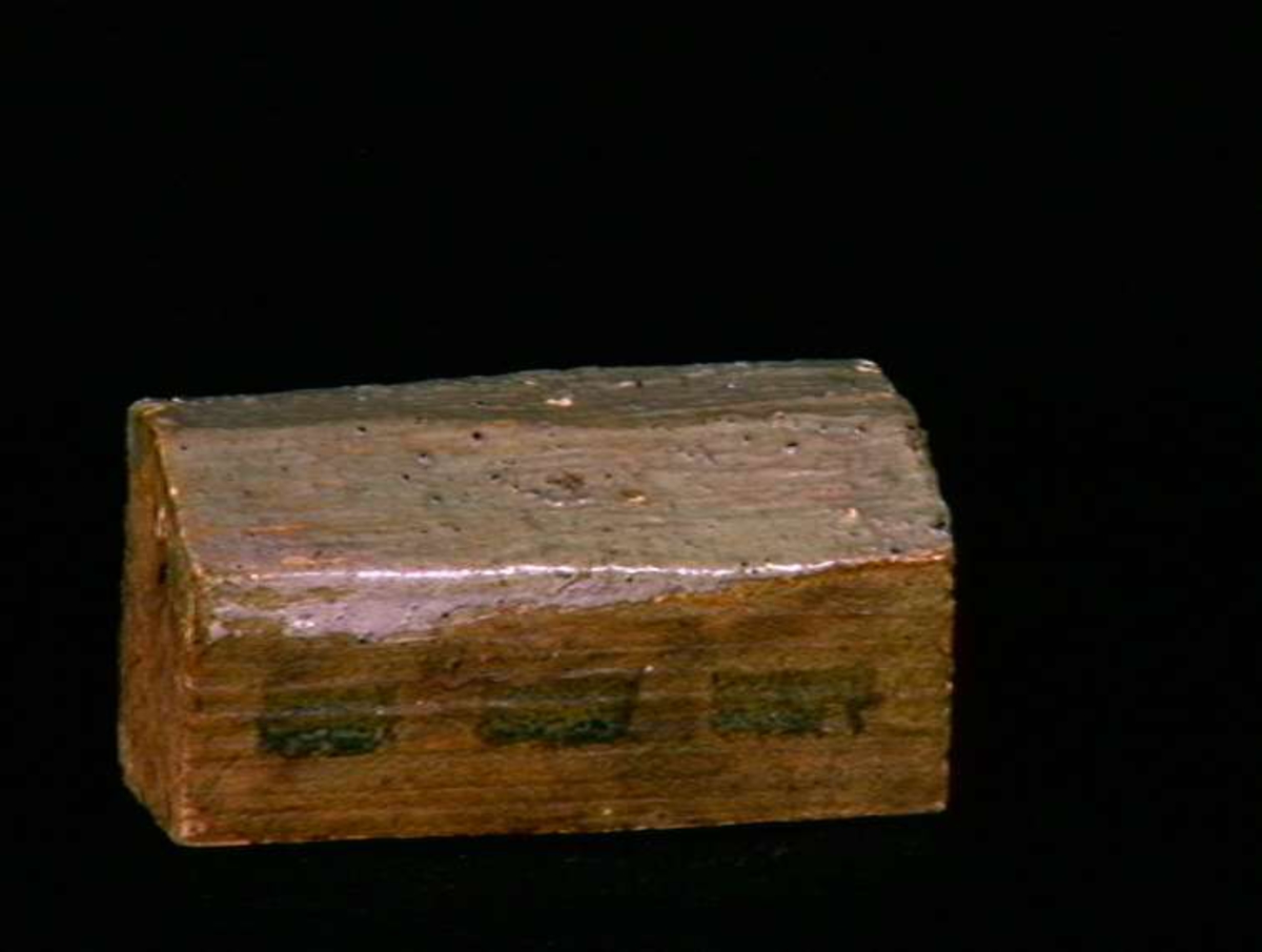 Sett med ca 200 leketøyhus laget av tre i forskjellige former og farger.