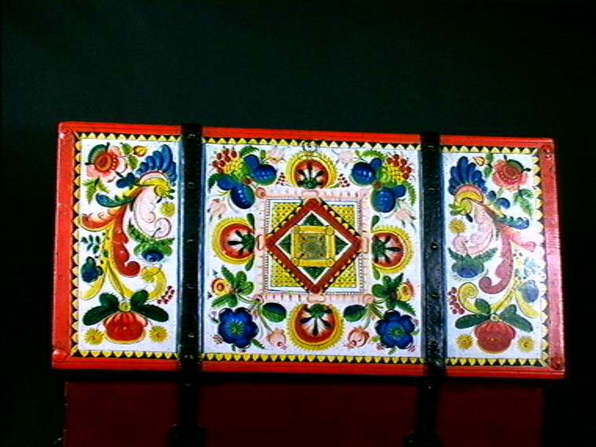 Kiste med løse føtter og nøkkel