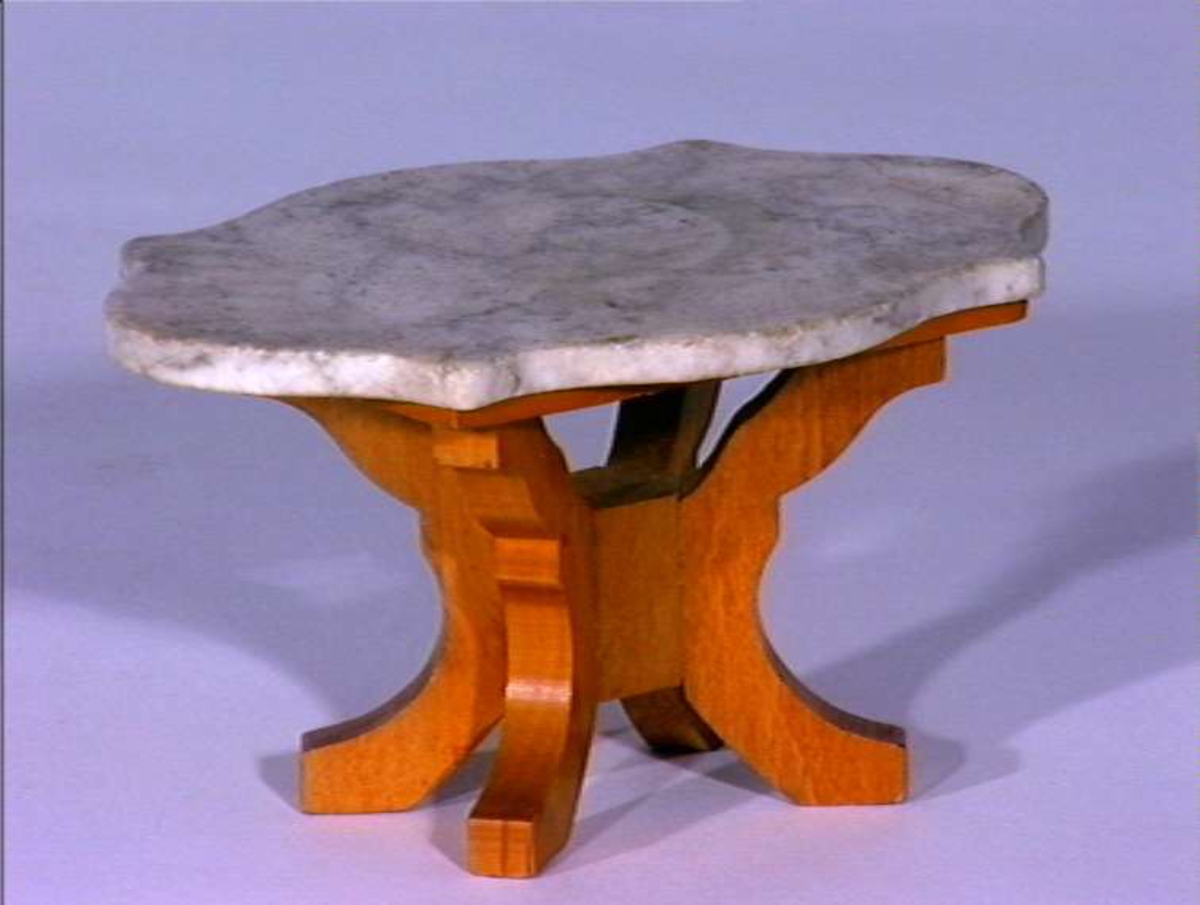 Dukkehus inventar, bord med treunderstell og bordplate i marmor.