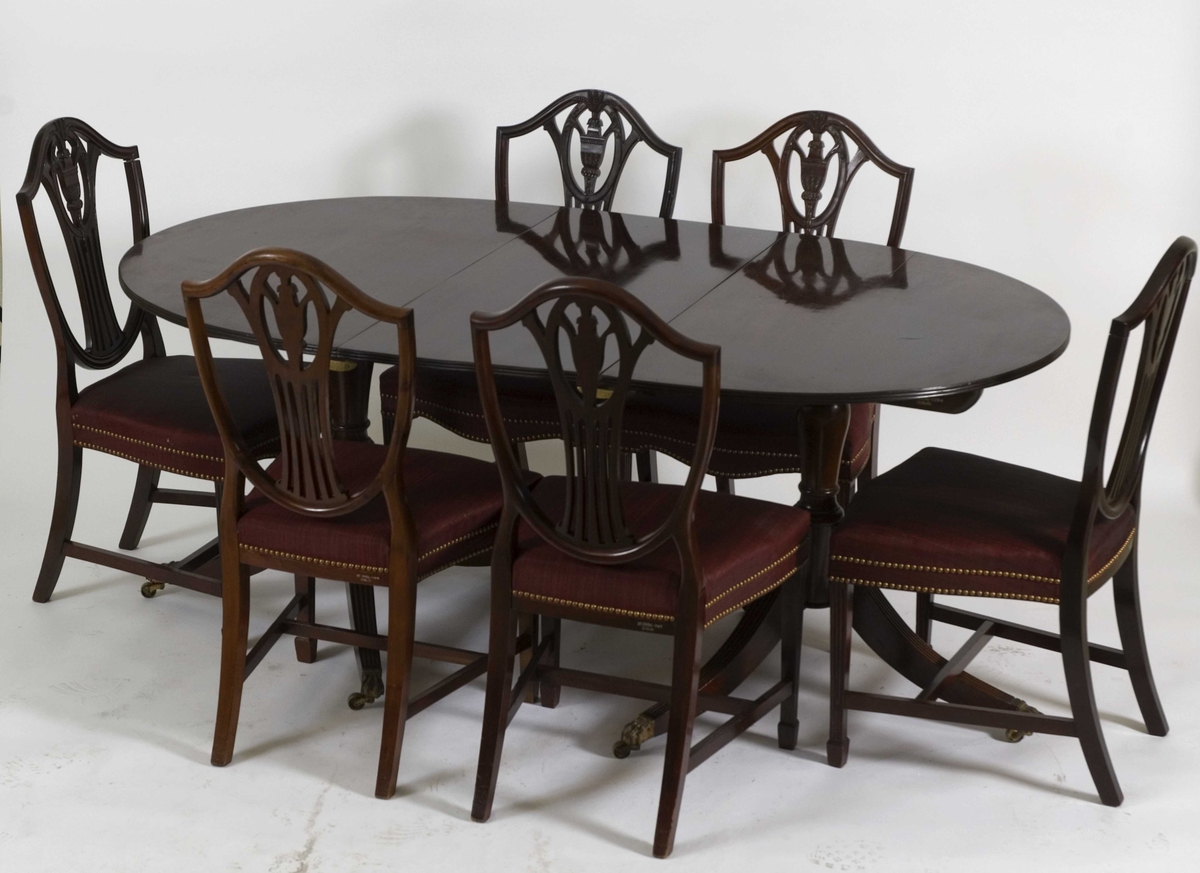 Ovalt spisestuebord med innsatt uttrekksplate, ben med fotdopper og hjul