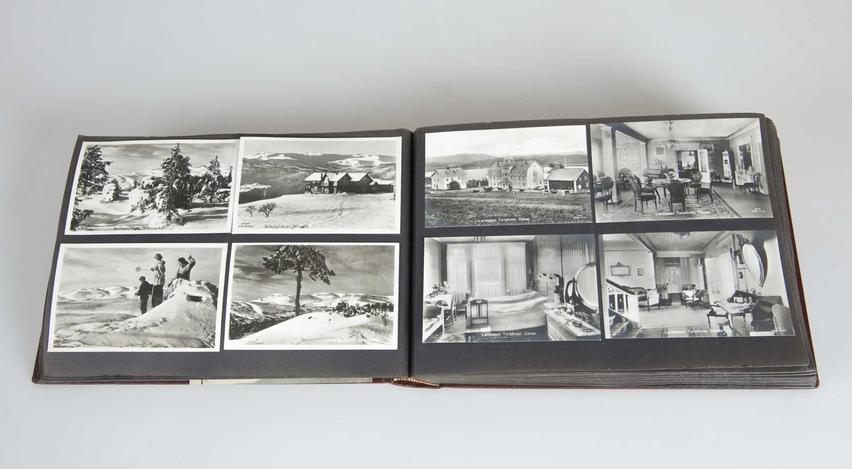 Svart-hvitt fotografier montert i innbundet album med vinrøde permer. Gulfarget innskrift på rygg.