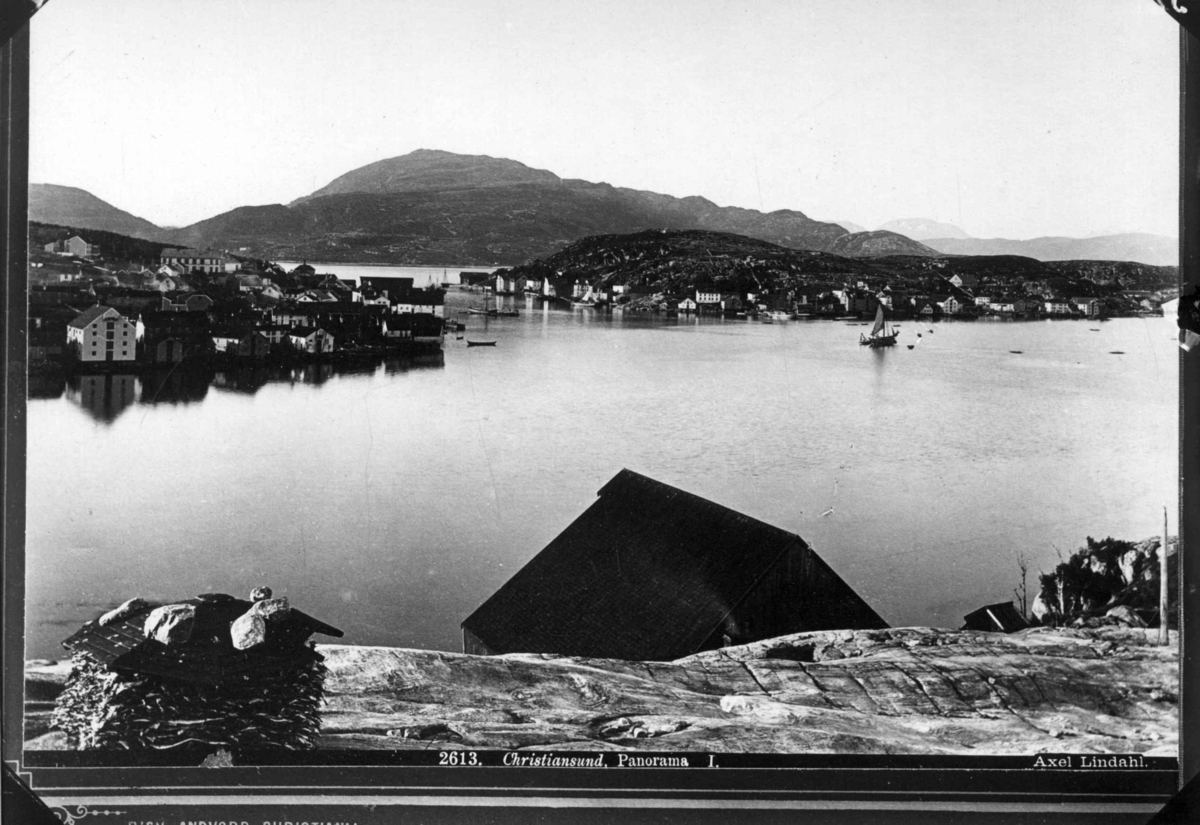 Panorama av havna på Innlandet, Kristiansund ca 1880.
Del av panorama, se også NF.00693-150.