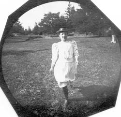 Betta Sommerfeldt, senere fru Fougner, med lys kjole på slet