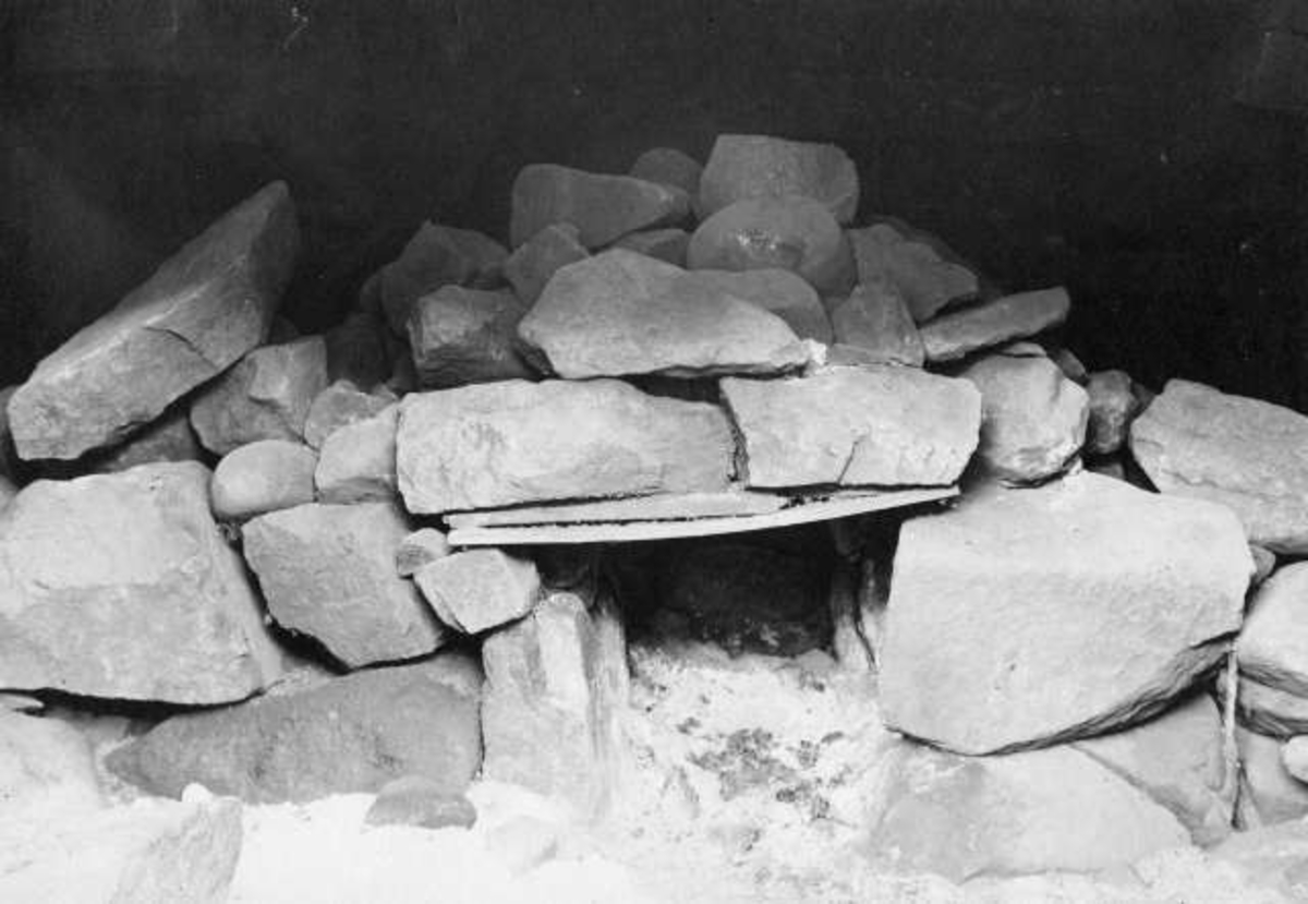 "Basstovomn",  ildsted med stein, Åseral, Mandal, Aasland, Vest-Agder
