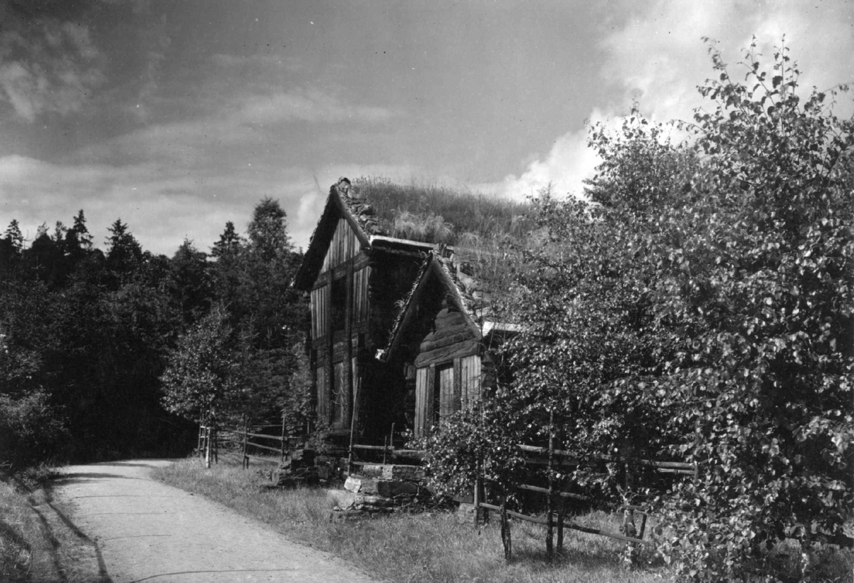 Loft og bur fra Rofshus, Mo i Telemark. Fotografert på Norsk folkemuseum, 1925.