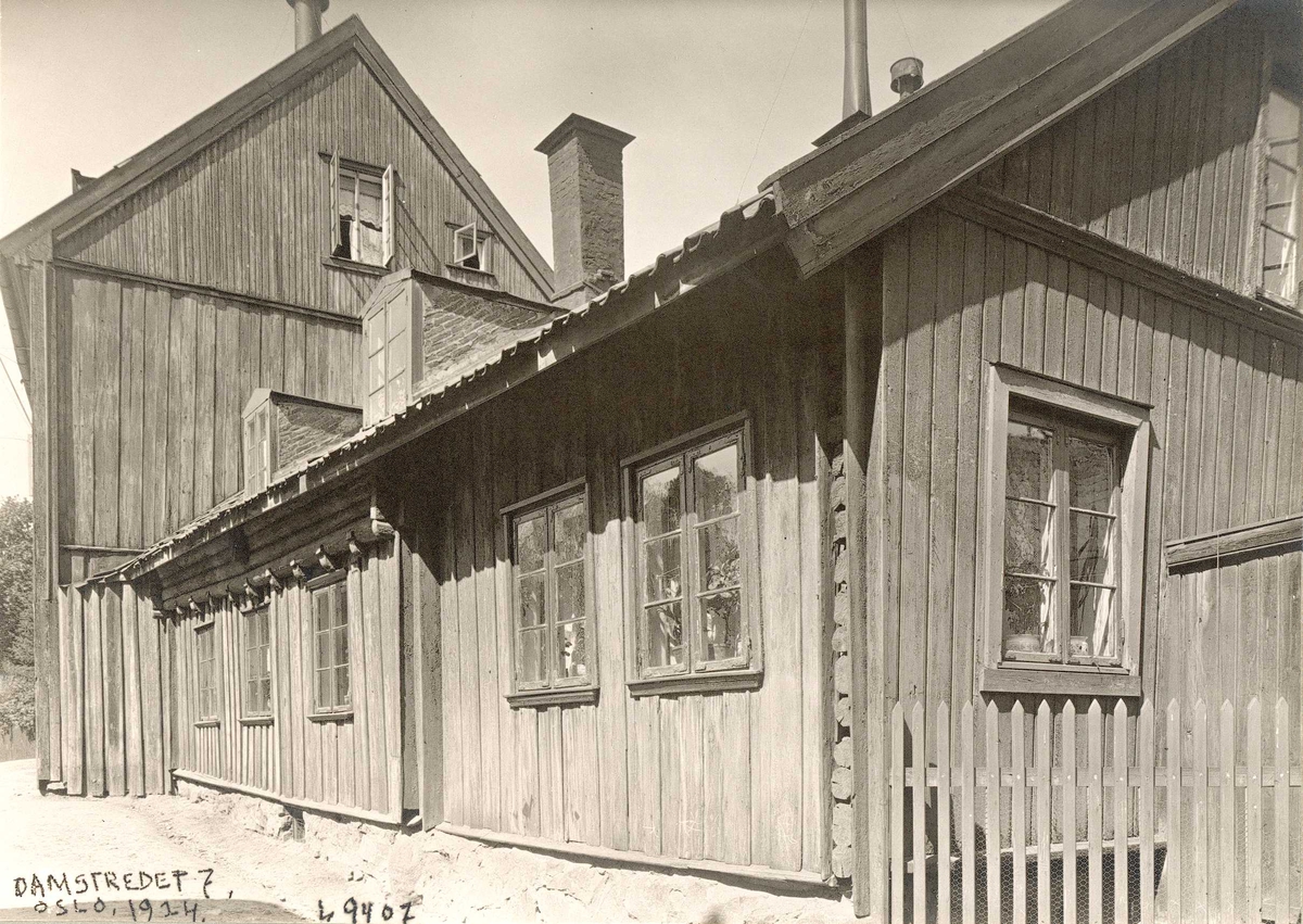 Damstredet 7, Hammersborg, Oslo. Bolighus fotografert fra gata. 1924.