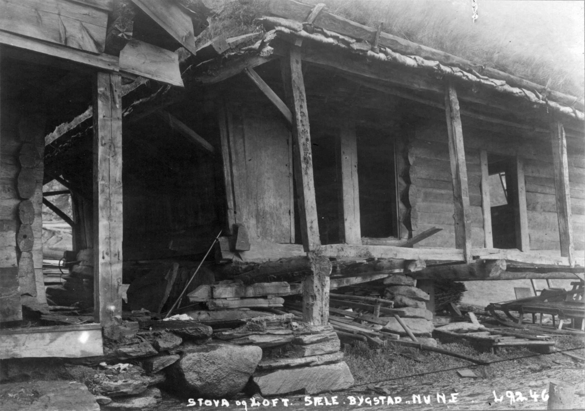 Stue og loft på Ytre Sæle gård i Bygstd i Gaular i Sogn og Fjordane, Sunnfjord.
Bygningskonstruksjon fotografert før 1924.