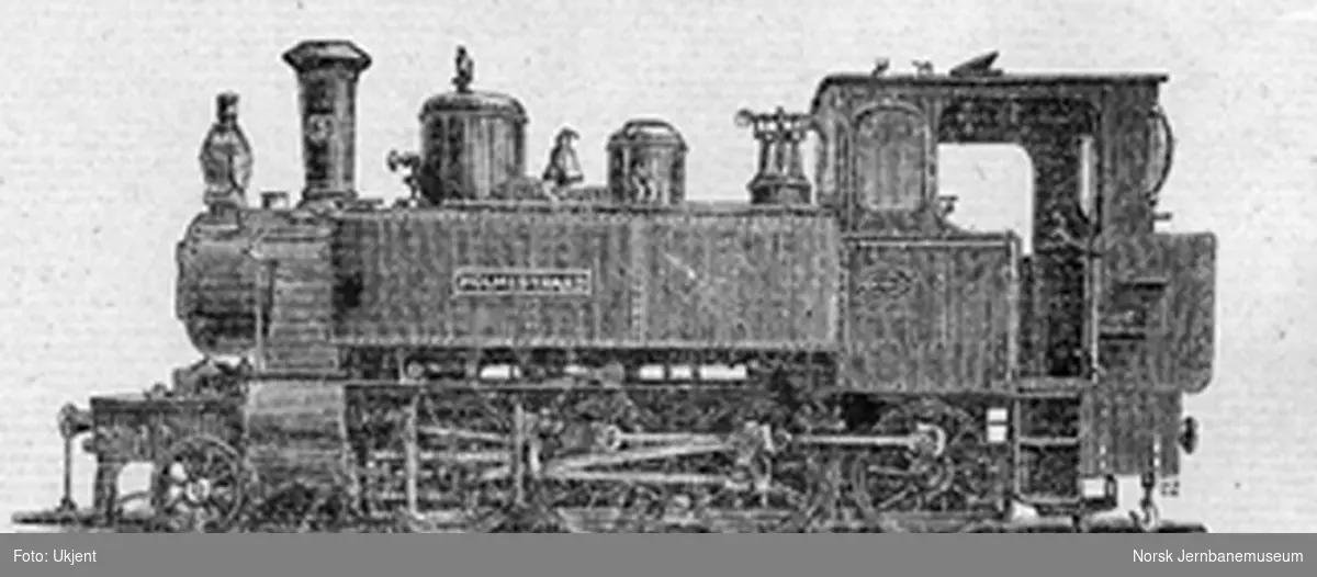 Foto av Holmestrand-Vittingfossbanens damplokomotiv nr. 1 "Holmestrand" fra banens aksjebrev