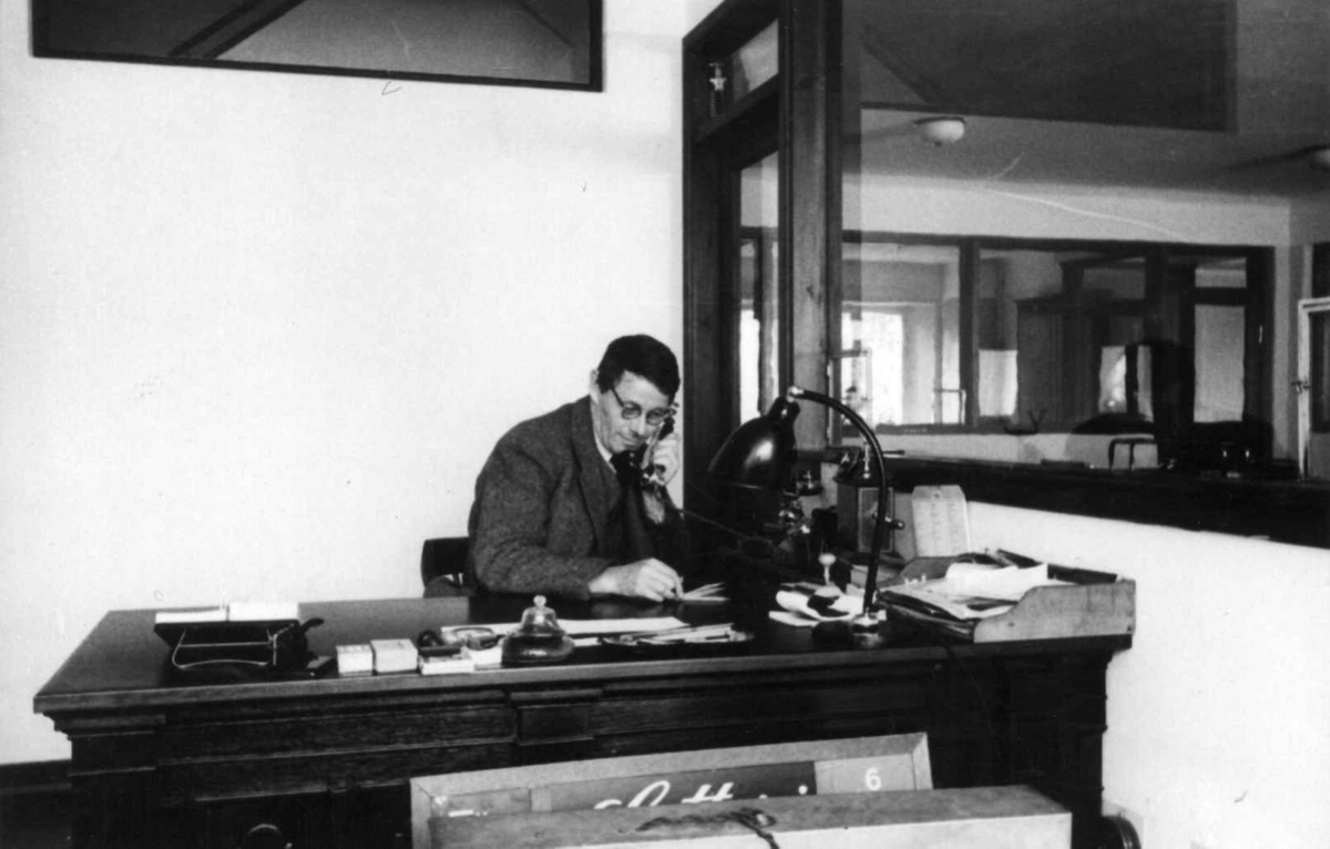 Konservator Gisle Midttun fotografert på sitt kontor i 1936.