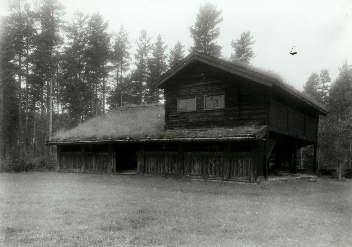 Stemsrud, Grue, Solør, Hedmark. Hus med svalgang og torv på taket, halve huset i to etasjer. Nå på Glomdalsmuseet.