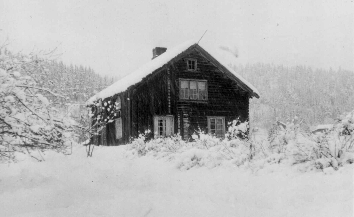 Løkken, Nord-Odal, Hedmark. Vinterbilde av våningshus.