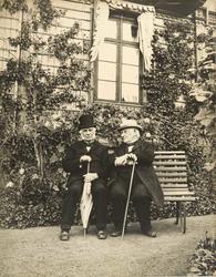 Portrett av høyesterettsdommere Hansteen, som sitter på en b