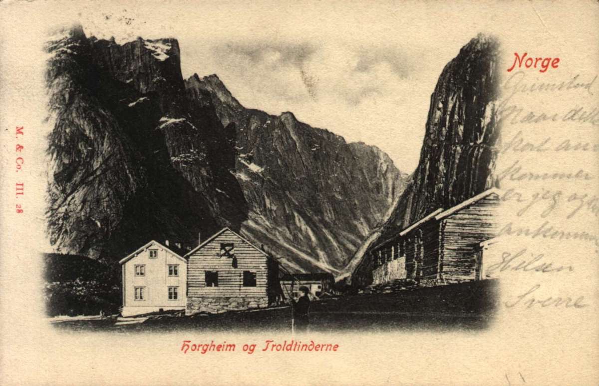 Postkort. Gårdstun ligger inn mot Trolltind, Rauma. Stemplet 14.09.1904.