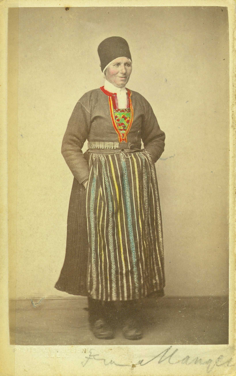 Kvinnedrakt, kone, Manger, Radøy.  Portrett av kvinne med stående i fotoatelier med nøytral bakgrunn. Visittkortformat.
