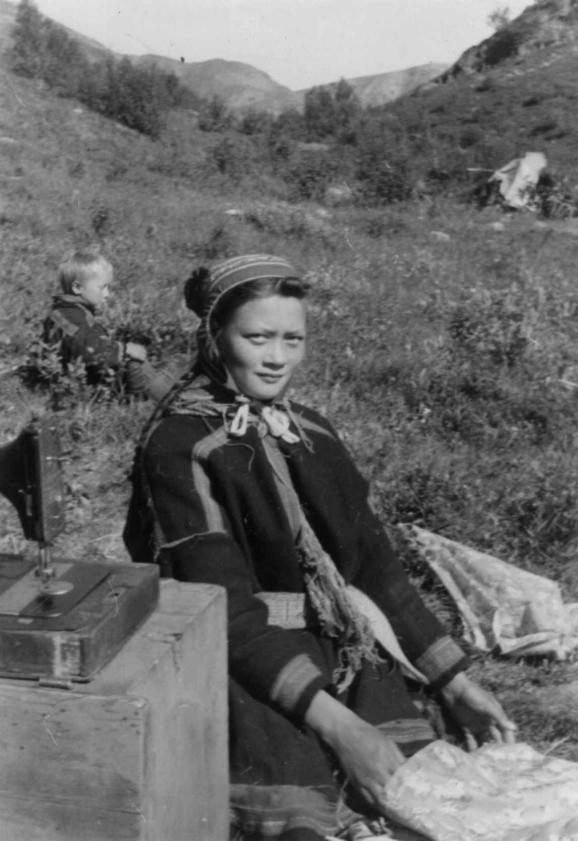 Ellen Persdatter Buljo prøver et putevar hun har sydd. Riverbukta 1952.