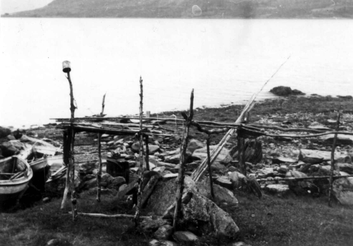 Garnhjell, stativ til oppheng av fiskegarn. Stordalen 1948.