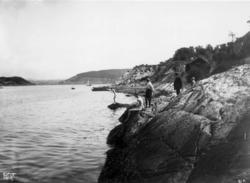 Gressholmen, Oslofjorden. 1908. Badeliv. Båter.