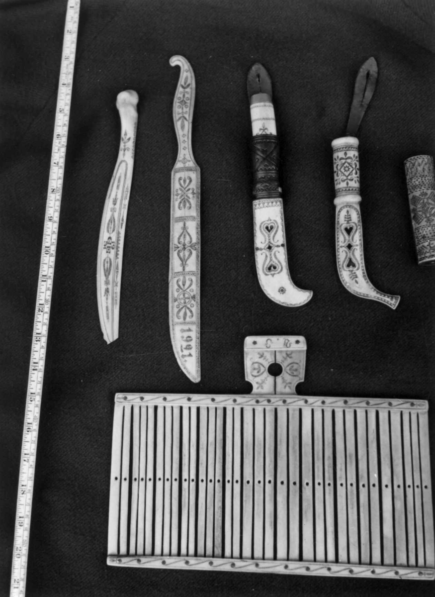 Pennekniver, kniver og en båndgrinn i bensløyd. Knivsliren til høyre har gamle magiske tegn på siden. Arjeplog nomadeskole, Norrbotn, Sverige 1956.