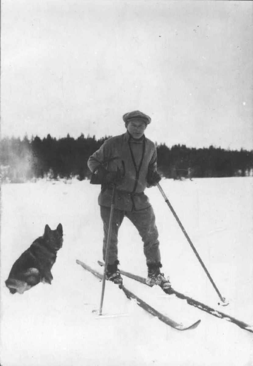 Sørsamisk drakt. Gustaf Mattsson på ski med hund.