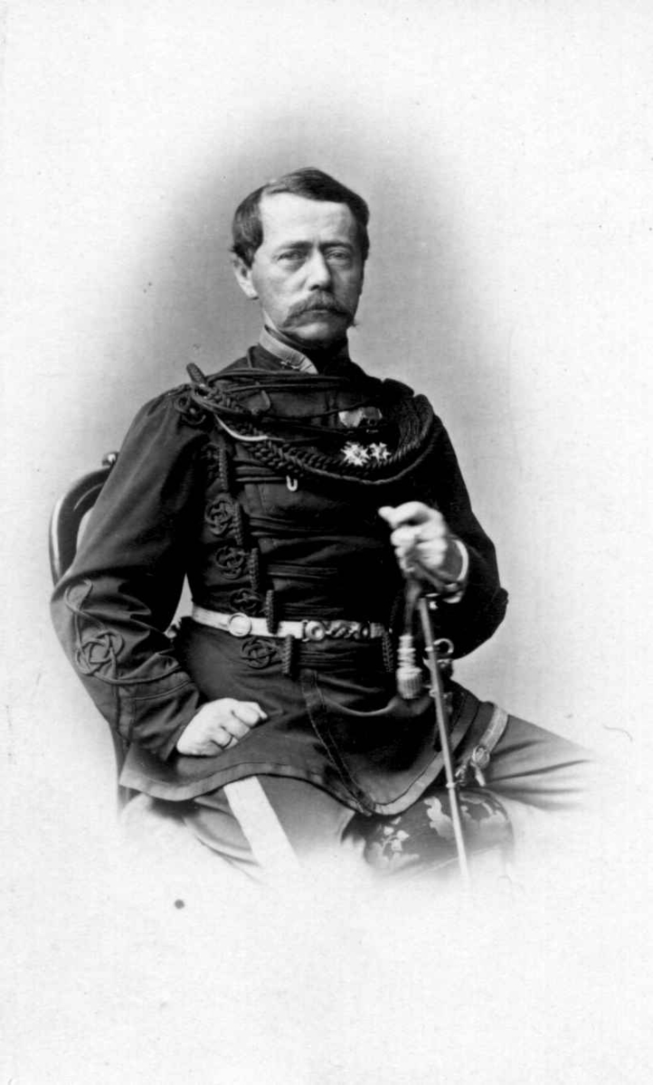 Portrett av Fredrik Peter Langer Næser. Adjutantuniform fra kavaleriet, oberstløytnant 1864-66. Karl XVs regjeringstid.