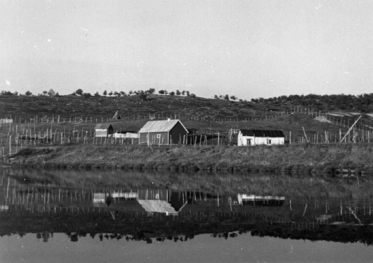 Gårdsbruk med gjerde rundt i Kautokeino, 1960