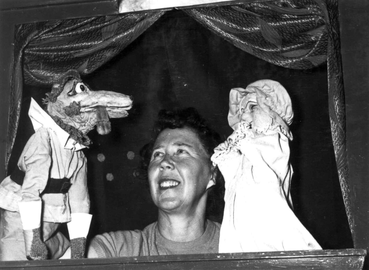 Kirsten Langbo underholder med dukketeater på Norsk Folkemuseum i 1959.

