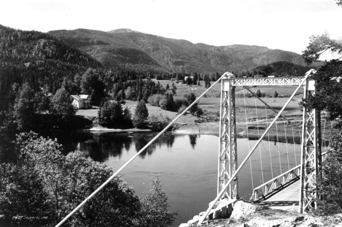 Gulsvik, Flå. 1932. Oversiktsbilde. Landskap med gårder. Skog og fjell. Elv og bro i forgrunnen.