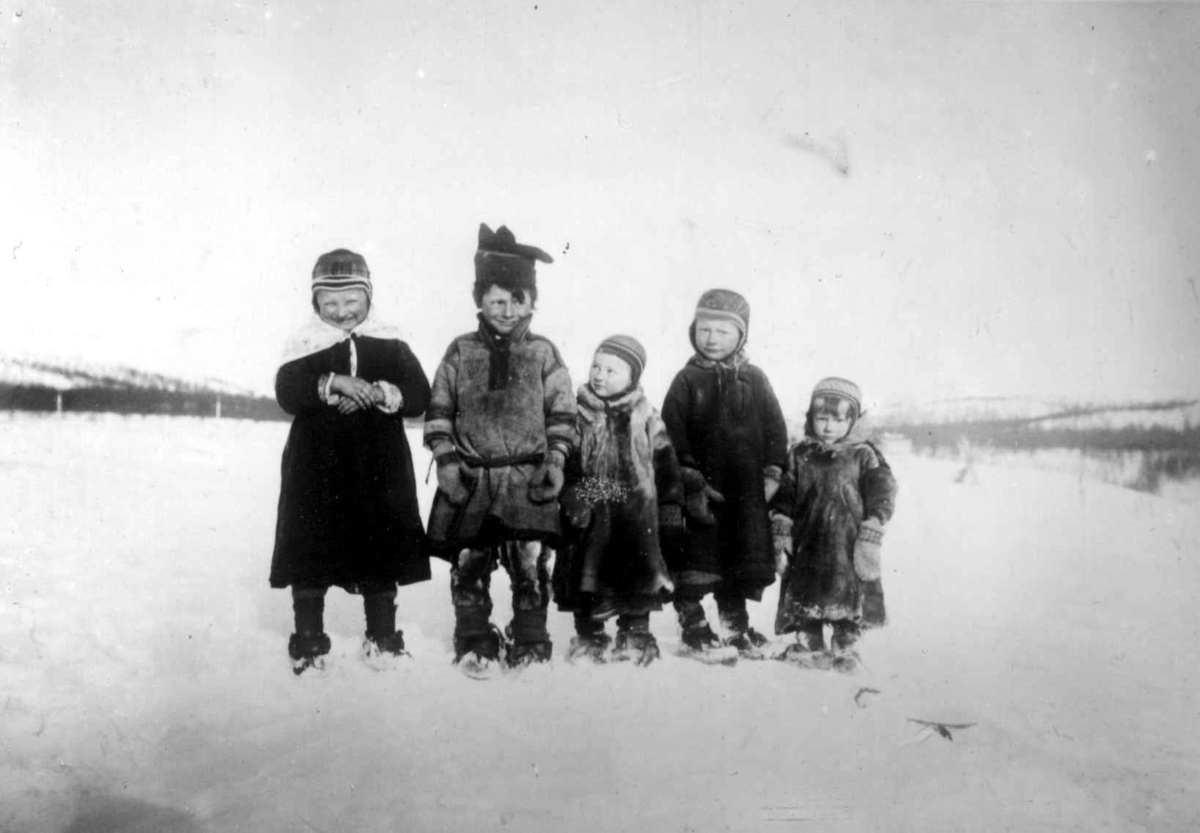 Fem samebarn i vintersnø, fra Sandnes, Sør-Varanger, Finnmark, 1903.