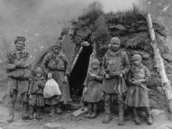 Svenske samer, muligens fra Karesuando, foran en gamme. Anta