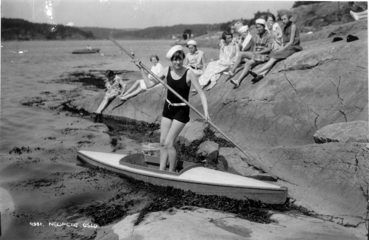 Son.  Sommersport i kajakk. 1920. Kvinnelige padlere. En gruppe kvinner på svaberget i bakgrunnen.