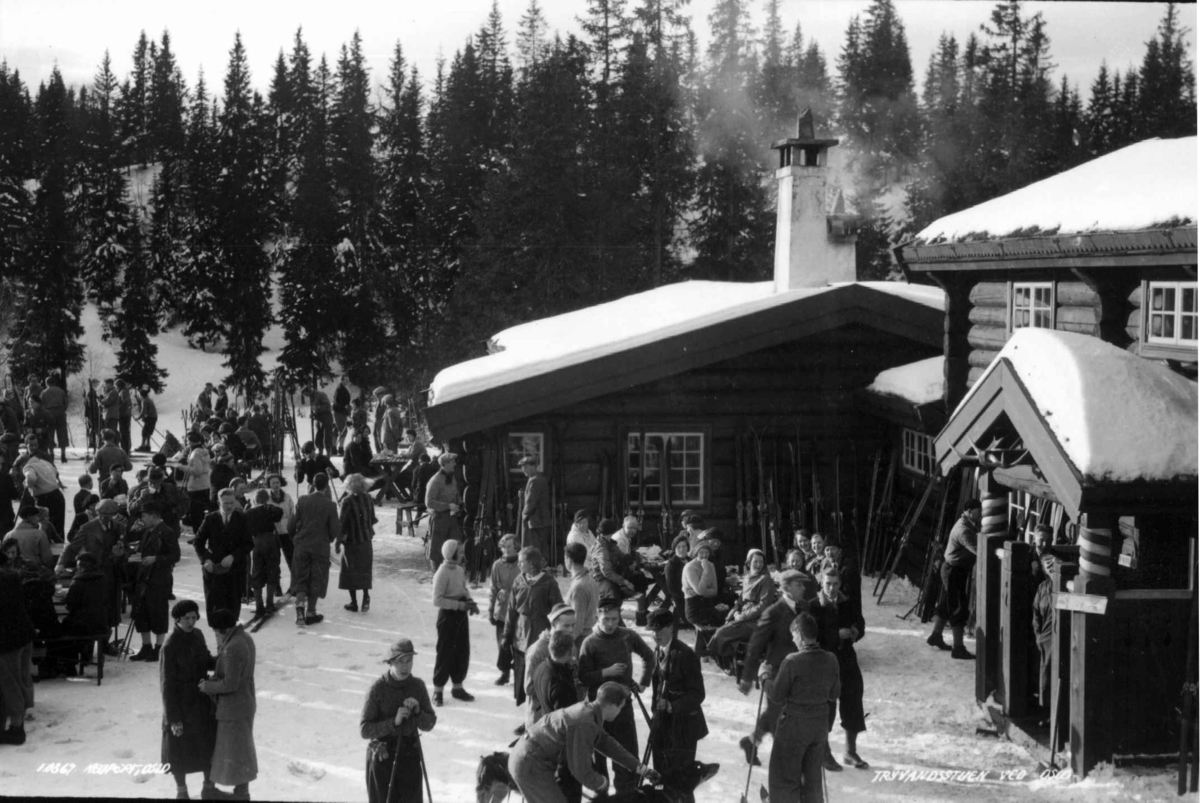Oslo. Skitur til Tryvannsstua. 1934. Skiløpere utenfor Tryvannstua. Vinterlandskap.