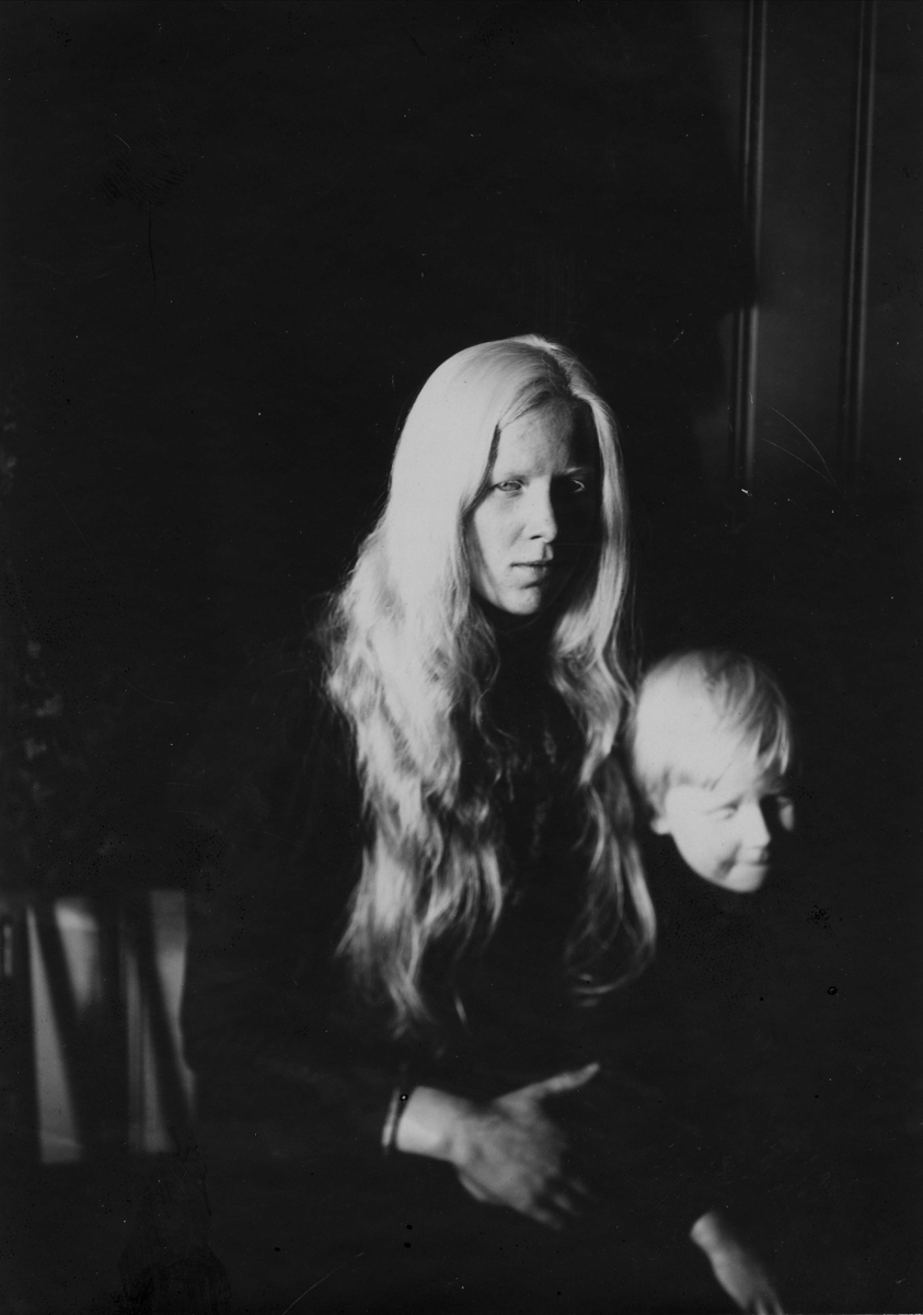 Portrett av jente og gutt som antakelig var albino.
Serie tatt av Robert Collett (1842-1913), amatørfotograf og professor i zoologi.