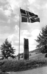 Bjørnstjerne og Karoline Bjørnson. Bauta i Østre Gausdal. Om