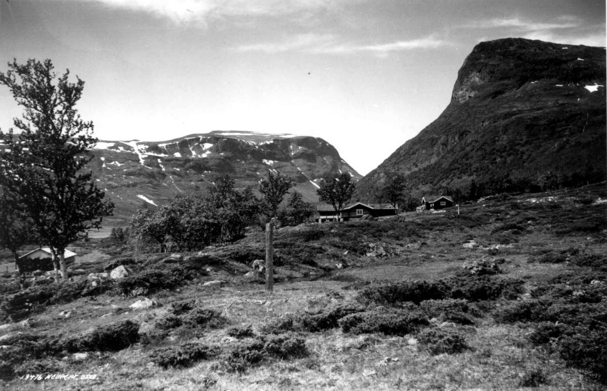 Prinsehytta, Sikkilsdalen, Nord-Fron 1935. Gave fra den svenske kronprinsen til kronprins Olav i 1924. Omgitt av fjell med snøflekker.