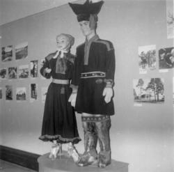 Karasjokdrakter, manns- og kvinnedrakt fra samisk utstilling