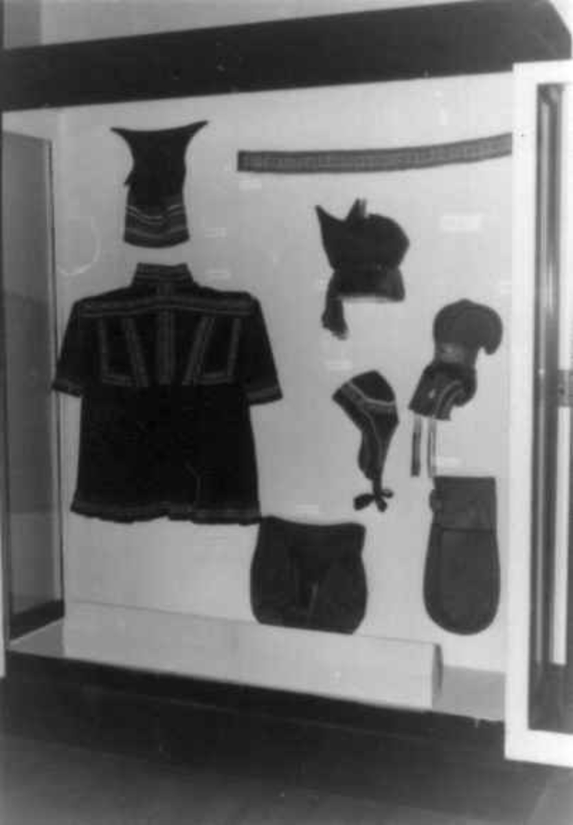 Utsillingsmonter med forskjellige gjenstander fra samisk utstilling i California 1963.
